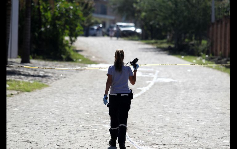 Una perito en las labores de recuperación de restos humanos en una finca en la colonia El Mirador, en Tlajomulco de Zúñiga, el 22 de noviembre. En el sitio se localizaron 50 cuerpos. AFP