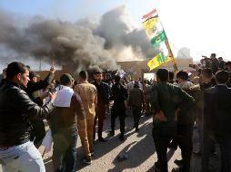 Los milicianos protestan por los letales ataques aéreos de Washington contra una milicia respaldada por Irán, que mataron a 25 combatientes. EFE / A. Jalil