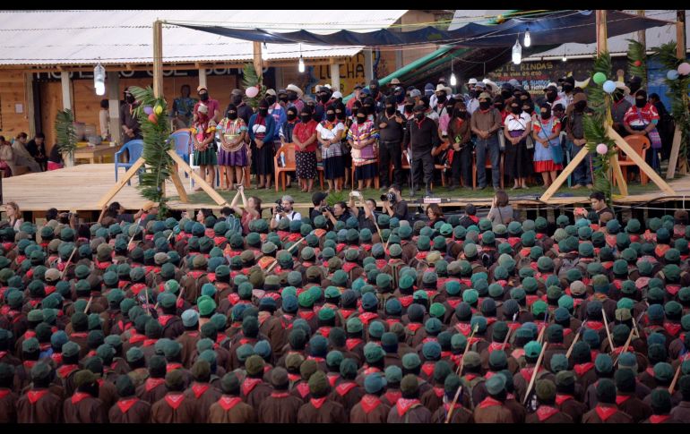 Integrantes del EZLN participaron ayer en un acto multitudinario en las montañas de la selva lacandona de Chiapas, previo a su 26 aniversario de su levantamiento. EFE/C. López