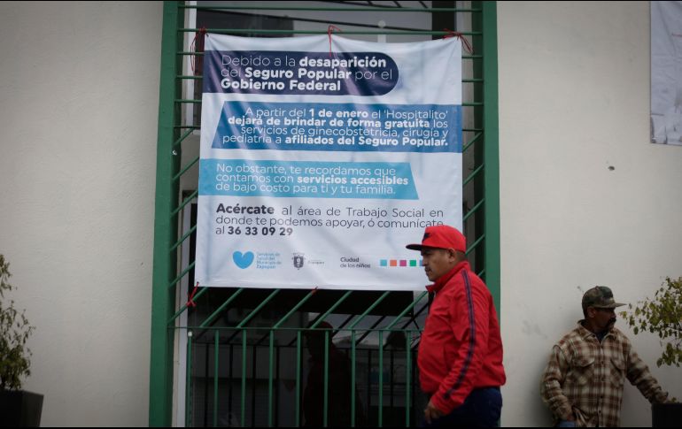 En una lona colocada al ingreso del hospital se avisa de la desaparición del Seguro Popular. EL INFORMADOR / F. Atilano
