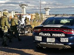 Fuerzas federales y estatales vigilan hoy la cárcel de Cieneguillas. AFP/M. Reyes