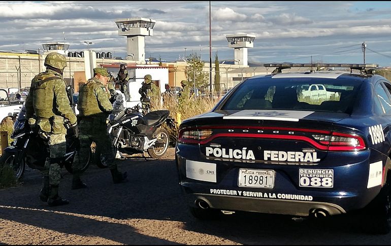 Fuerzas federales y estatales vigilan hoy la cárcel de Cieneguillas. AFP/M. Reyes