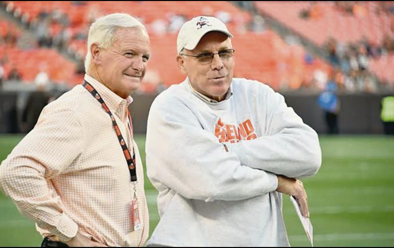 Jimmy Haslam (izq.) despidió a John Dorsey (der.) tras dos campañas. AP