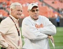 Jimmy Haslam (izq.) despidió a John Dorsey (der.) tras dos campañas. AP