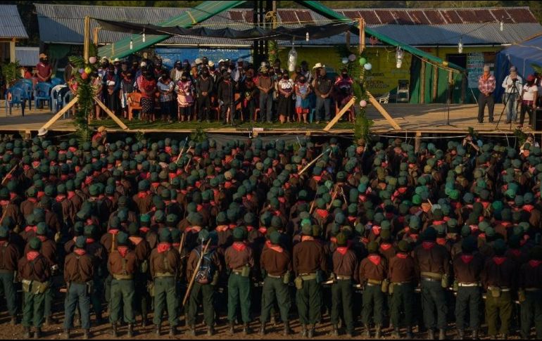 REUNIÓN. En el corazón de la Selva Lacandona, milicianos del Ejercito Zapatista se reunieron este 31 de diciembre por el 26 aniversario de su levantamiento.ESPECIAL
