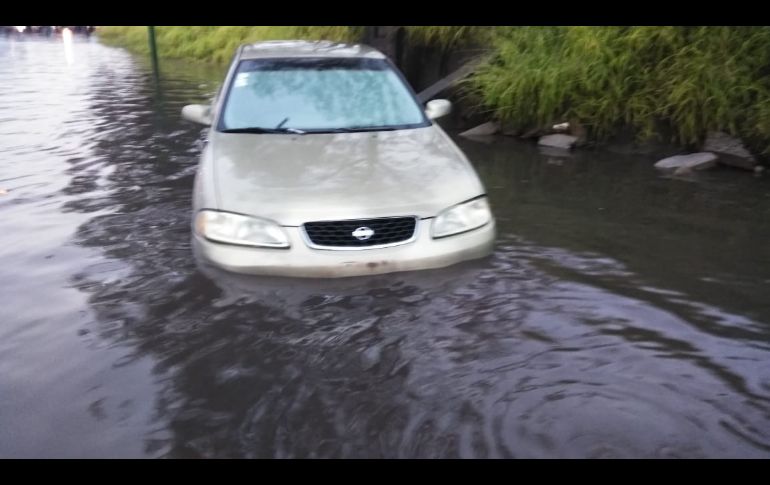 Hacia las siete y media sí se registró una leve inundación en el Periférico y Pino Suárez, lo cual comenzó a congestionar el tráfico en la zona.  ESPECIAL/ @UMPCyBZ