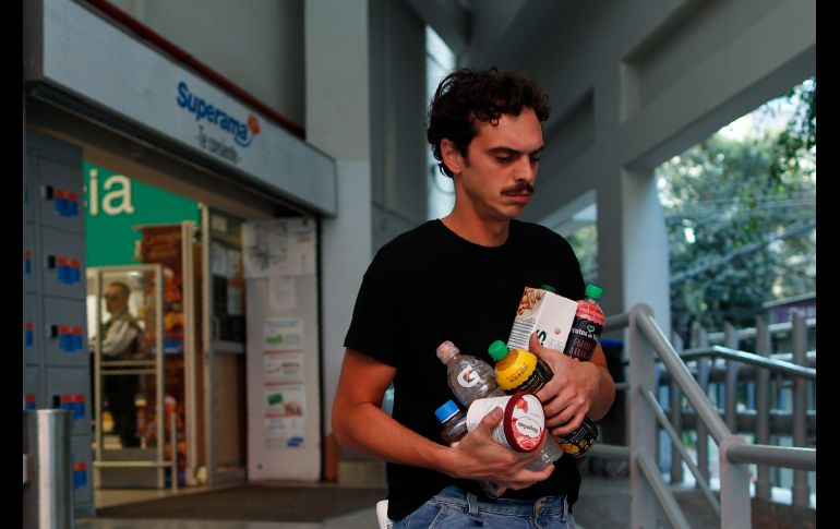 Este consumidor carga compras en sus brazos. Con lo dispuesto en la Ley de Residuos Sólidos, las sanciones van de los 42 mil a los 170 mil pesos a quien viole la norma. AP/R. Blackwell