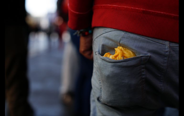 Este hombre dijo que usaría esta bolsa de plástico para sus compras. La legislación no sancionará a los consumidores. AP/R. Blackwell