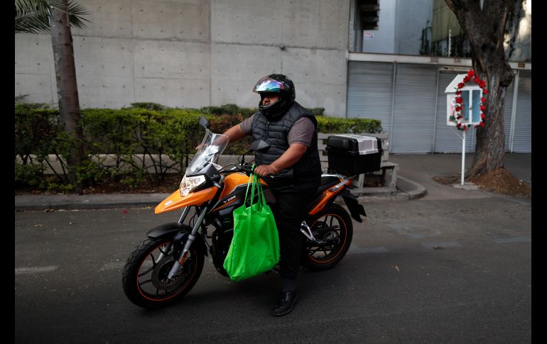 Un hombre lleva una bolsa reutilizable en Ciudad de México. Desde el primer día del 2020. en la capital del país quedó prohibido la comercialización, distribución y entrega de bolsas de plástico desechables. AP/R. Blackwell