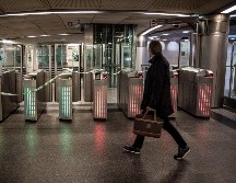 Un usuario del transporte público pasa delante de varios tornos bloqueados de la estación de tren de cercanías de Saint Lazare, en París. EFE/ C. Petit Tesson
