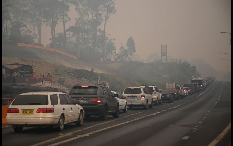 Una hilera de autos que salen de Batemans Bay, en Nueva Gales del Sur, para huir de los incendios. AFP/P. Parkes