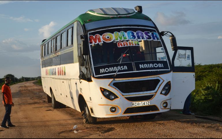 Informan que 44 personas estaban a bordo del vehículo, varias de las cuales huyeron hacia un bosque cercano. AP