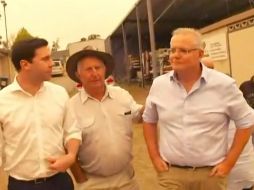 Vecinos confrontan a Scott Morrison (d) durante una visita a Cobargo, en Nueva Gales del Sur. AP/AuBC