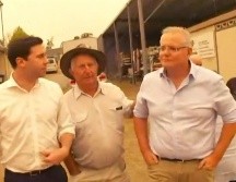 Vecinos confrontan a Scott Morrison (d) durante una visita a Cobargo, en Nueva Gales del Sur. AP/AuBC