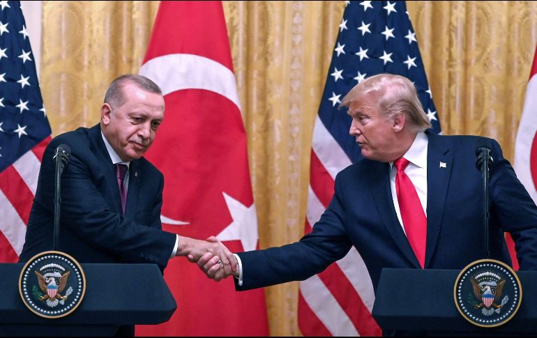 Medios locales afirman que Trump y Erdogan (i) abordaron la situación de Siria durante la llamada. AFP/J. Watson