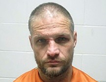 El presunto ladrón de autos, Brandon Kirby, fue detenido por cargos como secuestro y apuntar con un arma de fuego. AP/Creek County Sheriff's Department