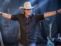 Juliano Cezar grabó 14 álbumes musicales y fue nominado a los premios Grammy Latinos 2004 en la categoría Mejor Álbum Romántico en Portugués. ESPECIAL