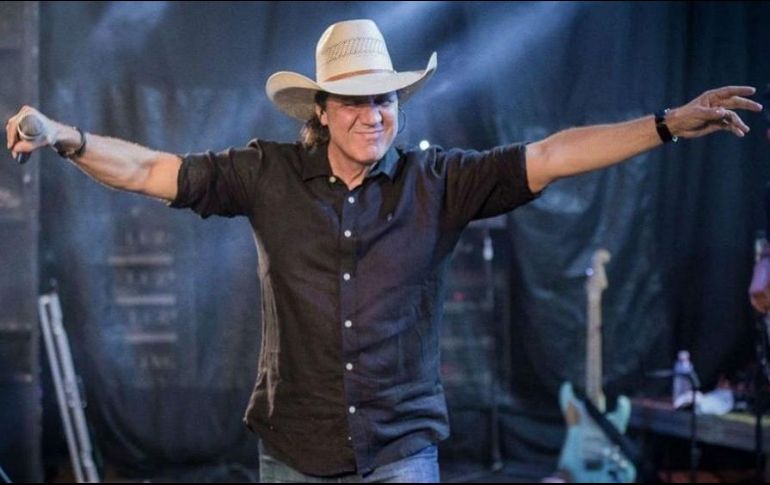 Juliano Cezar grabó 14 álbumes musicales y fue nominado a los premios Grammy Latinos 2004 en la categoría Mejor Álbum Romántico en Portugués. ESPECIAL