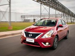 Aunque las ventas bajaron levemente respecto al año pasado, el Nissan Versa sigue ocupando el trono de los vehículos populares en México. ESPECIAL