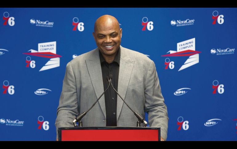 Agradecido. Charles Barkley reconoció la labor del  comisionado emérito. AFP