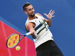 Práctica. El australiano Nick Kyrgios realizó una sesión de entrenamiento previo al arranque del primer certamen de este 2020. EFE