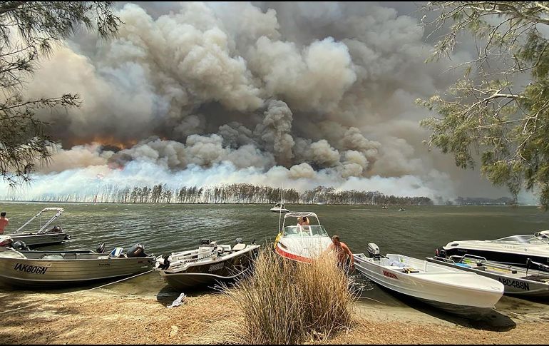 El fuego ha arrasado con unas cinco millones de hectáreas de tierra, ha dejado 17 fallecidos en todo el país y más de mil 400 viviendas destruidas. AP/R. Oerlemans