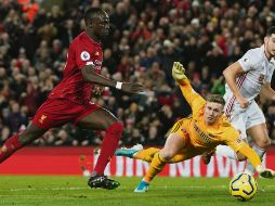 SADIO MANÉ. El senegalés  (izquierda) demostró su poderío ofensivo al anotar el segundo tanto en el triunfo del conjunto rojo. AP