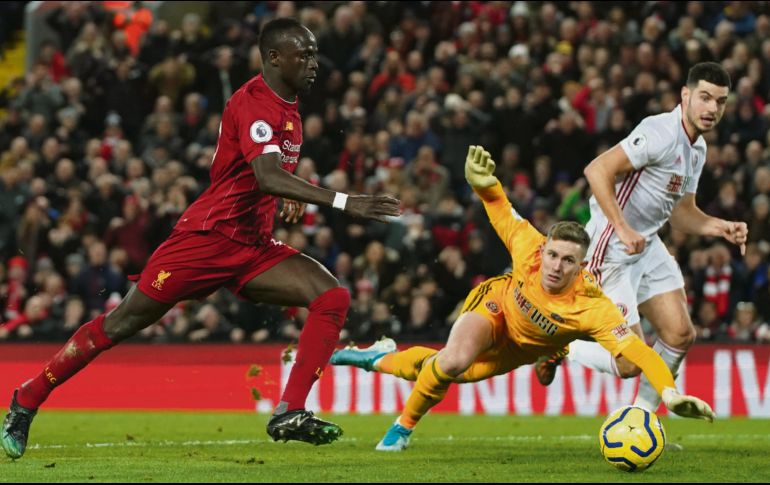 SADIO MANÉ. El senegalés  (izquierda) demostró su poderío ofensivo al anotar el segundo tanto en el triunfo del conjunto rojo. AP