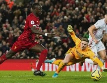 SADIO MANÉ. El senegalés  (izquierda) demostró su poderío ofensivo al anotar el segundo tanto en el triunfo del conjunto rojo. AP