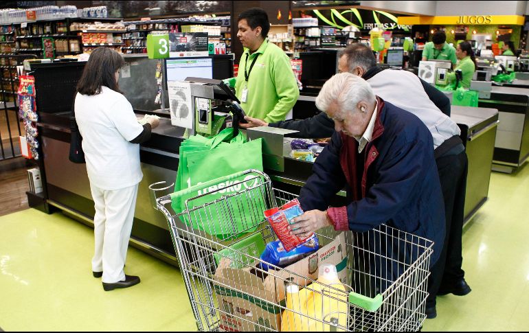 Algunos ciudadanos ya evitan pedir bolsas de plástico en establecimientos comerciales. EL INFORMADOR/A. Camacho