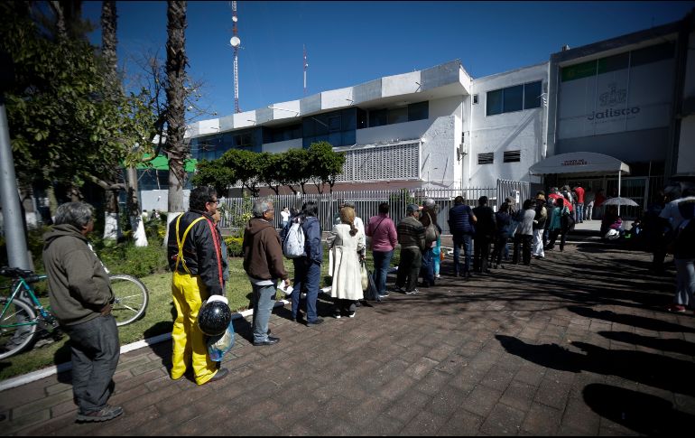 A pesar de contar con cita, usuarios que acudieron a las instalaciones de la Secretaría de Transporte (Setran) tuvieron que esperar horas para ser atendidos. EL INFORMADOR/F. Atilano
