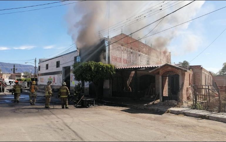 Bomberos de la Comandancia de Ciudad Guzmán de la UEPCBJ apoyaron al municipio en el combate del fuego. ESPECIAL / Protección Civil Jalisco