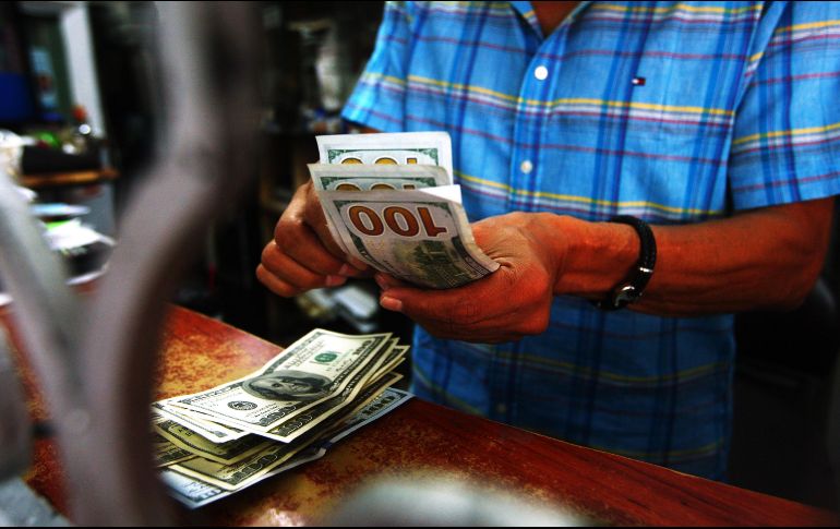 La divisa se compró en un mínimo de 17.80 en bancos capitalinos. EL INFORMADOR/ARCHIVO