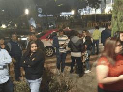 Algunos vecinos de la colonia Roma desalojaron los inmuebles en los que se encontraban al escuchar la alerta sísmica. TWITTER / @Cc3Mh