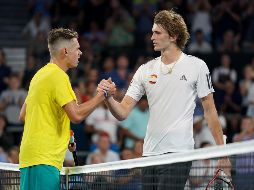 Alexander Zverev (derecha) cayó en su duelo ante el australiano Alex de Miñaur por parciales de 4-6, 7-6 (7/3) y 6-2. EFE/D. Hunt