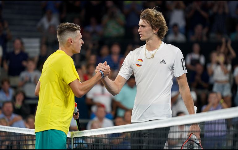 Alexander Zverev (derecha) cayó en su duelo ante el australiano Alex de Miñaur por parciales de 4-6, 7-6 (7/3) y 6-2. EFE/D. Hunt