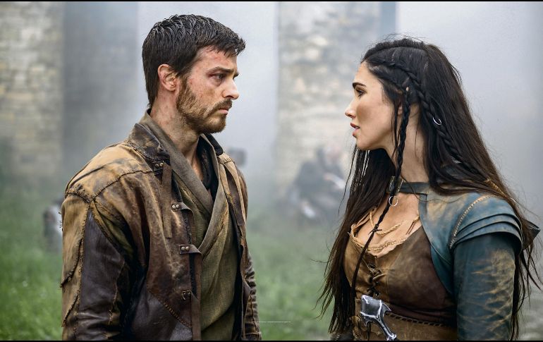 Jake Stormoen adelanta que su papel, “Garret Spears”, dará varias sorpresas a lo largo de la segunda temporada de “The Outpost”. ESPECIAL