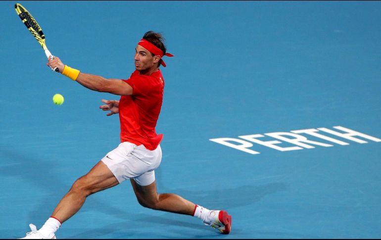 El español Nadal comenzó el partido perdiendo el servicio, pero recuperó rápidamente el ''break'' y fue aumentando su nivel de juego para imponerse con cierta facilidad. EFE / R. Wrainwright