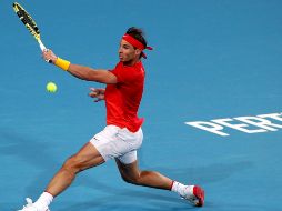 El español Nadal comenzó el partido perdiendo el servicio, pero recuperó rápidamente el ''break'' y fue aumentando su nivel de juego para imponerse con cierta facilidad. EFE / R. Wrainwright