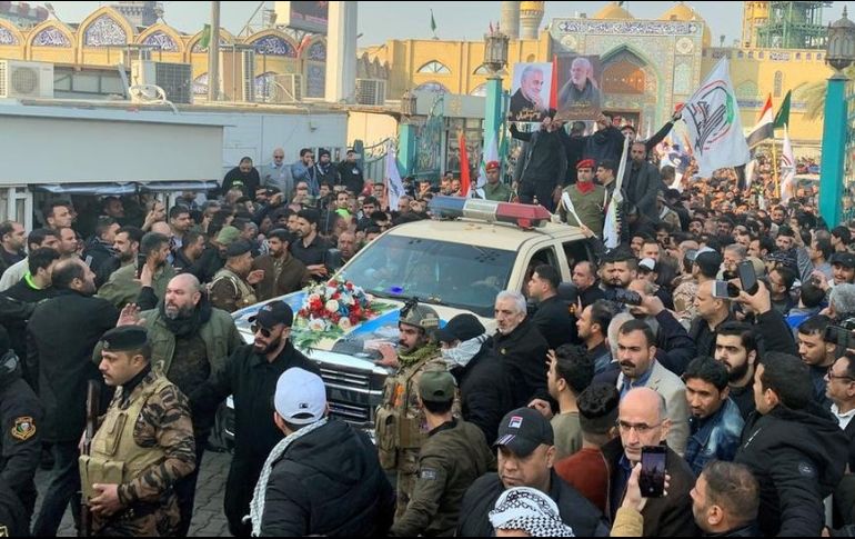Miles salieron a las calles de Bagdad para el cortejo fúnebre de Qasem Soleimani. REUTERS