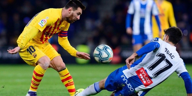 Barcelona empata derbi con el Espanyol pero mantiene el liderato