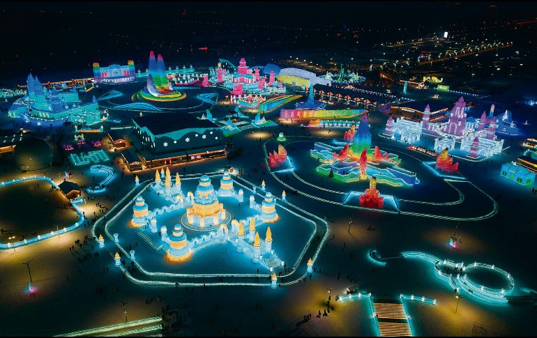 Así luce el festival, lleno de luces que le dan color a cada rincón de nieve. ESPECIAL / EFE