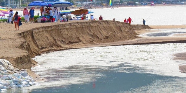 Se hunde playa en Puerto Vallarta por fen&oacute;meno de pleamar