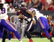 En la jugada determinante, Deshaun Watson (#4) se escapó de una captura. AFP/C. Petersen