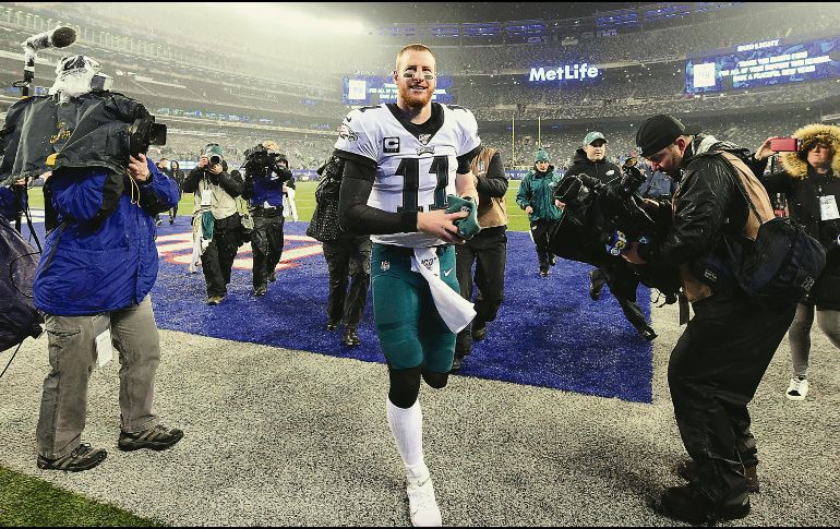 Carson Wentz ha sacado agua de las piedras con los Eagles. AFP/S. Ryan