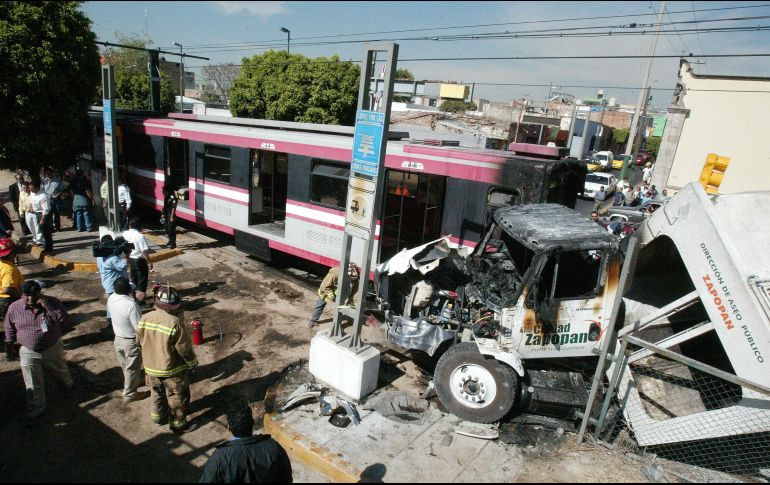 Choque entre el Tren Ligero y un camión del aseo público de Zapopan en 2011. EL INFORMADOR/Archivo