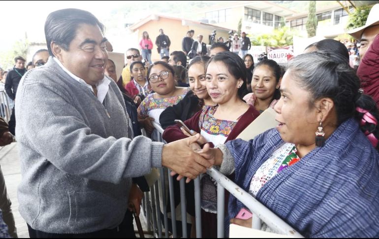 MIguel Barbosa visitó comunidades indígeneas de Puebla, donde afirmó que los gobiernos federal y estatal está con ellos. TWITTER/MBarbosaMX