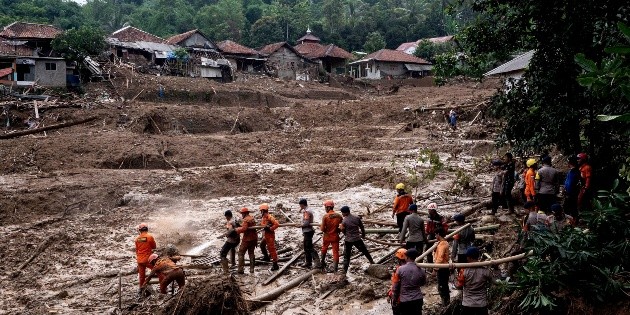 Lluvias dejan 60 muertos en Indonesia