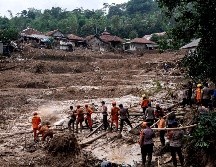 Socorristas remueven los escombros en busca de víctimas. EFE/W. Prasetyo