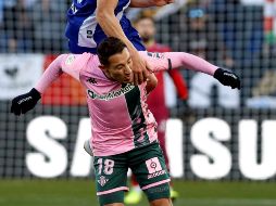 El centrocampista del Alavés Manu García (detrás) intenta rematar de cabeza ante el centrocampista mexicano del Betis Andrés Guardado. EFE / A. Ruiz